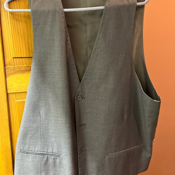 Men’s Warehouse Size 44R Grey suit jacket, pants and Vest - Picture 3 of 3
